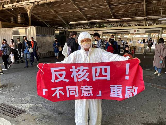 台南環盟理事長黃安調模擬身穿核生化防護衣，表達反對核四重啟的立場。(時力台南黨部提供)