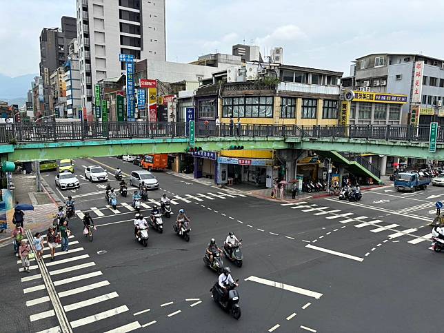 台北市士林捷運站外的和平新生天橋難逃拆除命運。（北市新工處提供）