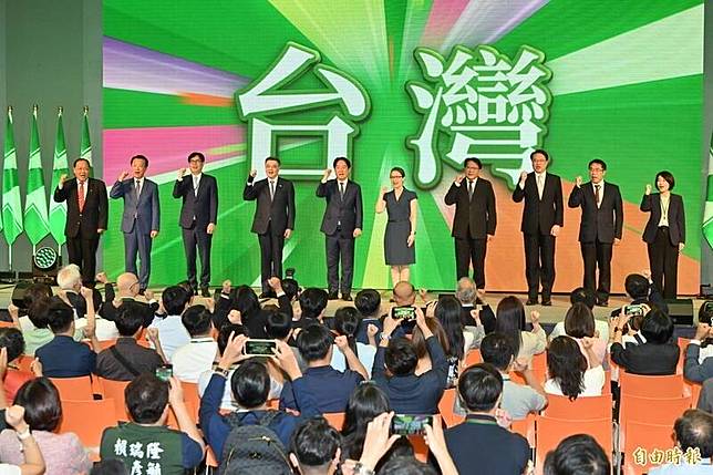 總統賴清德表示，民主就是民進黨的神主牌，最大希望是全台灣社會都要團結，對抗外來強權；圖為上週六民進黨全代會情形。(資料照)