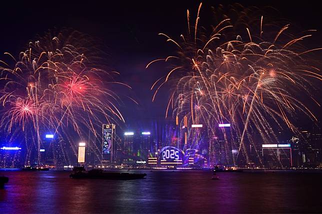 Fireworks illuminate the sky over Victoria Harbour in celebration of the new year in Hong Kong, south China, Jan. 1, 2025. (Xinhua/Zhu Wei)