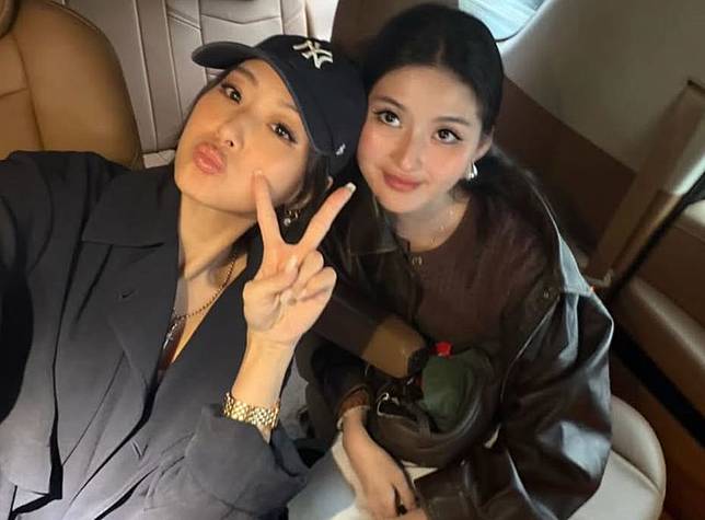 孫芸芸（左）和女兒廖思惟（右）感情相當緊密。（翻攝trinityliao IG）
