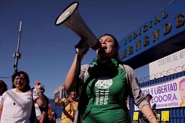 2017年12月13日，薩爾瓦多婦女在首都聖薩爾瓦多法院外抗議，要求釋放那些因為墮胎或疑似惰胎而坐牢的婦女（美聯社）