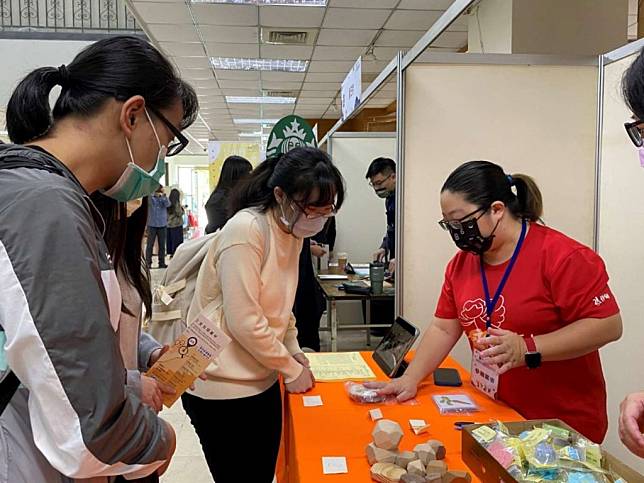 新竹市今年最後一場校園就業博覽會，將於十九日在玄奘大學熱鬧登場，現場共計超過三十家績優廠商，提供逾七百八十個工作職缺，提供求職者更多元豐富的選擇。(記者曾芳蘭攝)