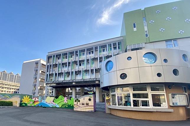 為防範新北市板橋區幼兒園群聚感染擴大，新北市政府急宣布多間學校停課。圖為6日宣布停課的新埔國小。（張哲偉攝）