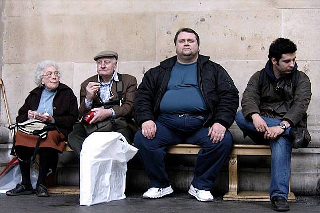 （圖非當事人）胖一點錯了嗎？英國男子聲稱因隔壁乘客噸位太大，害他受傷憤而將航空公司告上法庭。（CGP Grey@Flickr/ CC BY 2.0）
