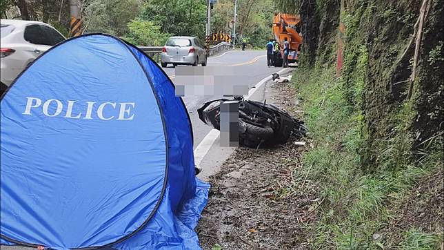 仁愛鄉人止關路段二十三日發生混凝土攪拌車與機車碰撞事故，機車騎士與乘客遭輾，其中一人當場死亡、一人送醫不治。（民眾提供，中央社）