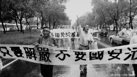 1987年5月19日，台灣示威者要求結束台灣政府38年的戒嚴。