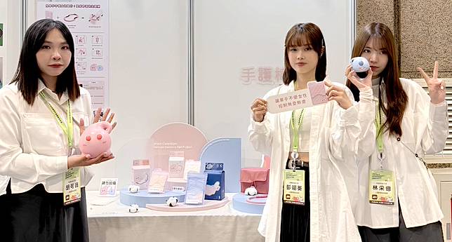南台創產系學生團隊以「手護棉」作品，在全國技專校院學生實務專題製作競賽中拿下護理與幼保群類第一名。　（南台提供）
