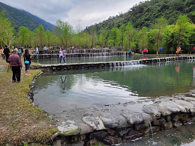 宜蘭縣三層坪農塘有層層的潺潺流水，並栽種落羽松，成為新景點，但近日因遊客蜂擁而至，導致塞車、草皮被踩踏等亂象，受委託管理認養的宜蘭縣枕山產業文化促進會決定17日起暫時封園，之後進行修護等工作，希望日後正式開園時提供更完善服務。中央社記者沈如峰宜蘭縣攝 110年12月15日  
