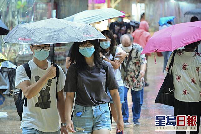 天文台指顯著降雨概率為中至高時，表示當日的雨勢有機會較大，若需要外出的話可帶備雨具，並會為較大的雨作準備。資料圖片