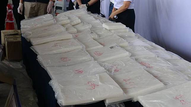 泰國警方、關務單位和法務部調查局攜手3日在曼谷 的碼頭攔截一批夾藏在161片矽膠地板中的結晶狀安 非他命，圖為4日的記者會中展示出這些矽膠地板。 中央社記者呂欣憓曼谷攝 110年12月4日  
