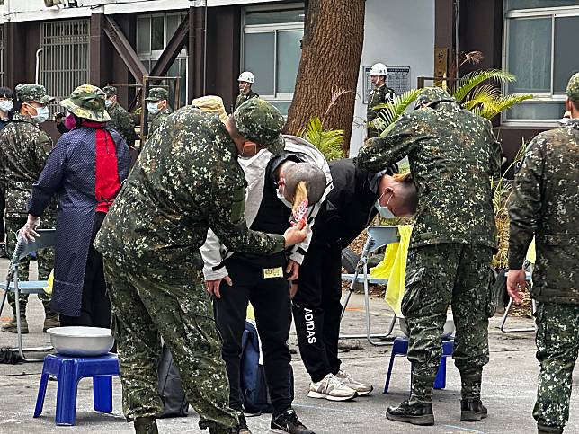 六軍團指揮部重要目標防護營步兵連林姓中尉輔導長，去年11月底開始沉迷網路賭博，多次在營區內以手機上網賭博，甚至還向當鋪借款遭法辦，桃園地院依在營區賭博罪判拘役40天，可易科4萬罰金。照片人物非新聞當事者。示意圖／本報資料照片