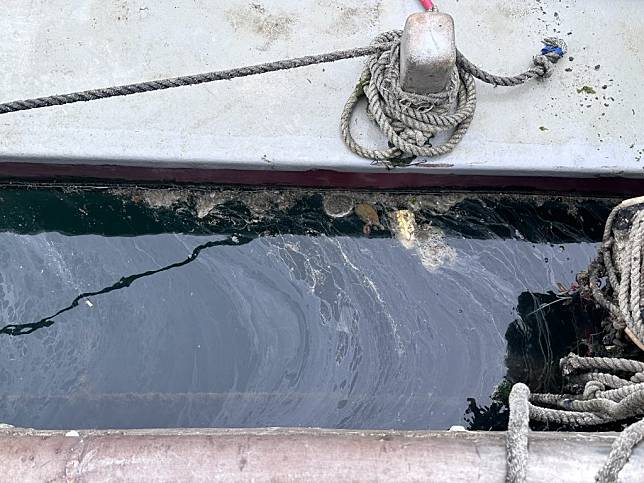安平漁港港區內，七日疑有人偷倒柴油，岸邊海面仍可見部分偷排的柴油。 （記者陳銀全攝）