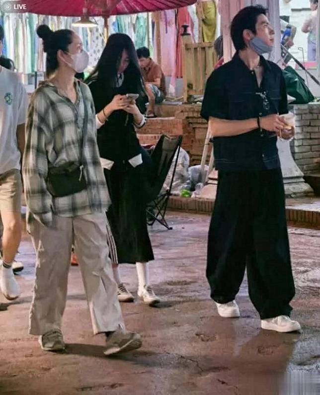向佐、郭碧婷現身西雙版納星光夜市，夫妻倆打扮低調，毫無明星架子。（翻攝微博）
