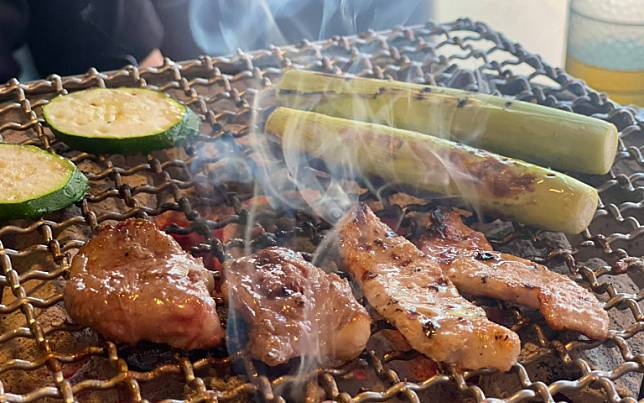 台北日式炭火燒肉！免費啤酒喝到飽、超過30種肉品海鮮任你點！