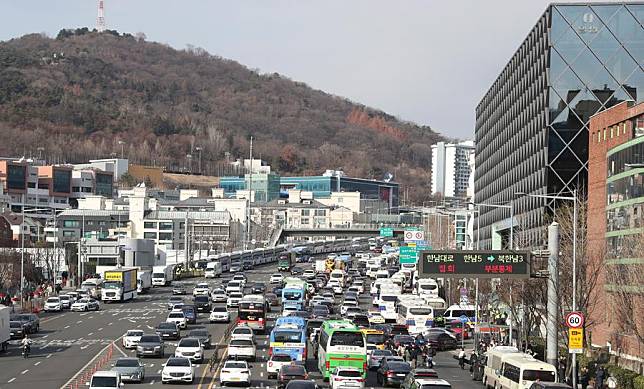 Police vehicles are seen near the presidential residence in central Seoul, South Korea, Jan. 3, 2025. (Xinhua/Yao Qilin)