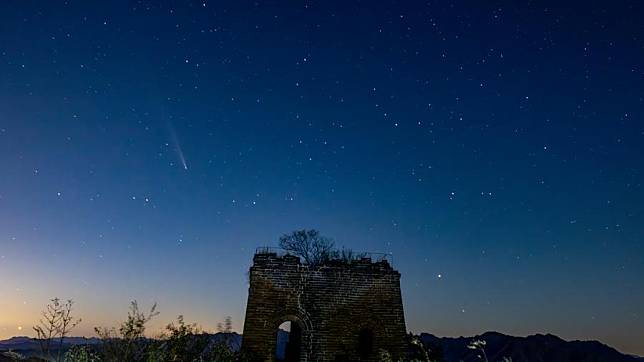 The comet C/2023 A3 (Tsuchinshan-ATLAS) is seen in the sky above the Panlongshan section of the Great Wall in Beijing, capital of China, Oct. 19, 2024. (Xinhua/Ou Dongqu)