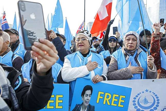 海外維吾爾人抗議新疆人權問題。（AP）