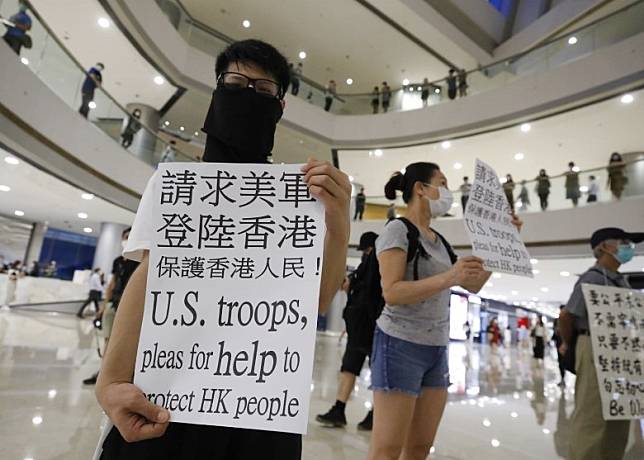 示威者展示要求美軍登陸香港標語。(李志湧攝)