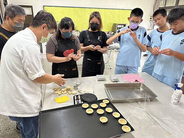 西港區公所攜手文化局提升社區產業，與西港國中合作推出食農教育計畫，學生手作芝麻塔。（記者盧萍珊攝）