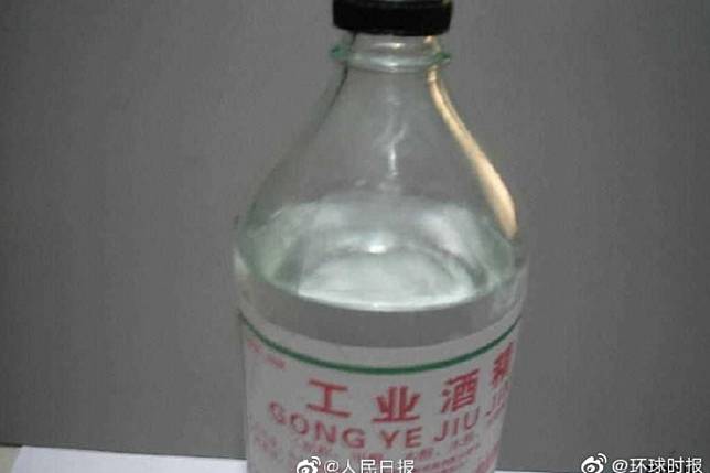 Industrial alcohol can cause methanol poisoning. Photo: Weibo