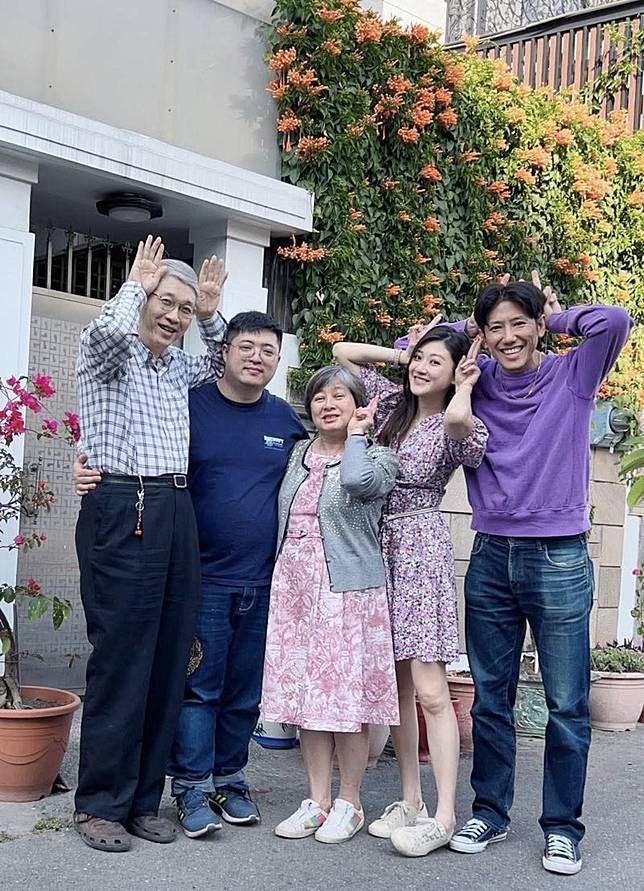 林逸欣（右2）和家人感情非常好。翻攝林逸欣 Shara臉書