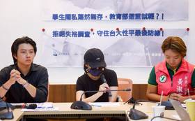 葉丙成被控洩個資，教育部認定不違性平法，台大學生會陪當事人轟教育部卸責。資料照。廖瑞祥攝
