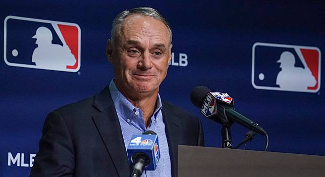 勞資協議終於順利達成，MLB主席Rob Manfred在記者會上難掩喜色。(達志影像)