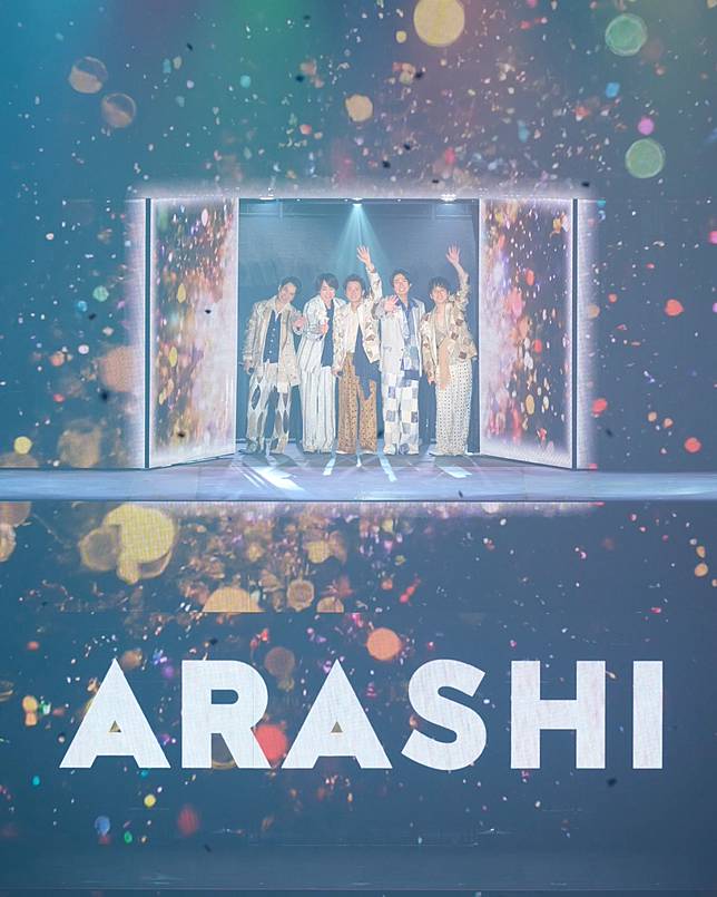 松本潤（左起）、櫻井翔、大野智、相葉雅紀、二宮和也向歌迷揮手道別。翻攝ARASHI X