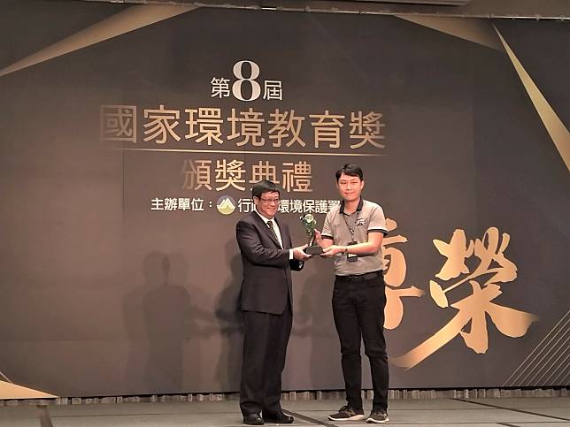 「三重區五華國小董大鋼老師」獲得個人組優等獎。   圖：新北市環保局提供