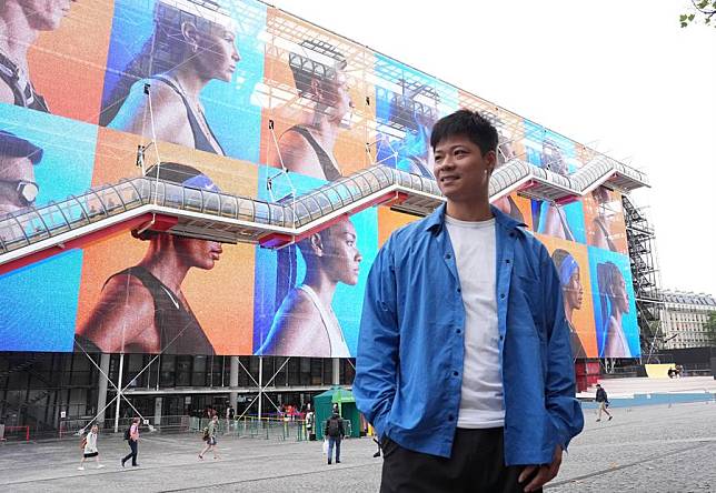 Chinese sprinter Su Bingtian poses for a photo outside the Centre Pompidou in Paris, France, July 27, 2024. (Xinhua/Meng Yongmin)