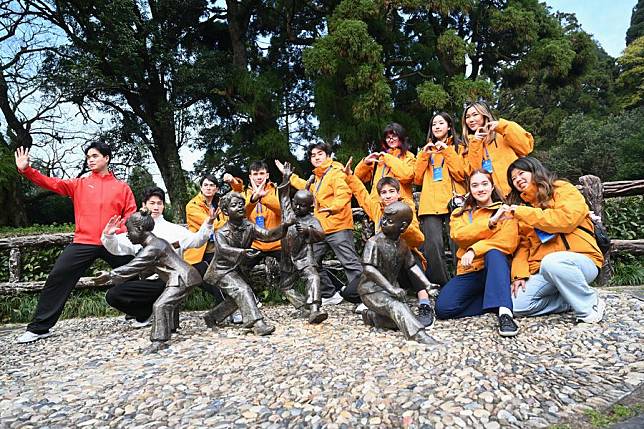 Participants of a Chinese martial arts cultural exchange event pose for photos at a park in Kuliang, Fuzhou, southeast China's Fujian Province, Dec. 27, 2024. (Xinhua/Lin Shanchuan)