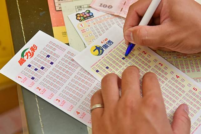 威力彩頭獎金額10.38億元，在台北市中山區農安街彩券行開出。（資料照片）