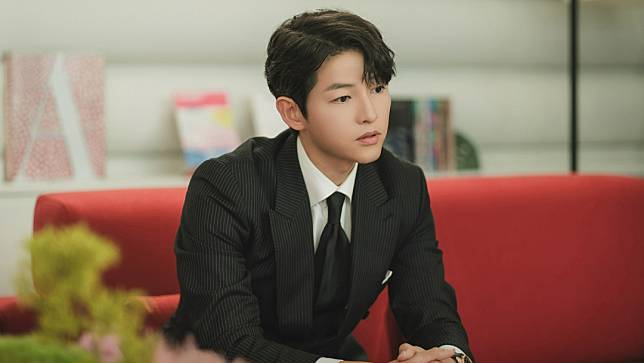 宋仲基客串《淚之女王》，台詞提到「離婚祝福對方？沒人會這樣想」，引起熱議。翻攝自tvN