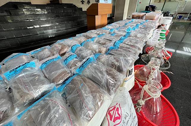 警方破獲設在南投埔里的製毒工廠，查扣安非他命成品、亞甲基雙氧苯丙酮毒品，市價超過二億五千萬元。（記者陳金龍攝）