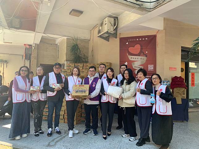 台中市女子美容公會送愛寒士，捐贈萬包泡麵，冬衣。（圖：寇世菁攝）