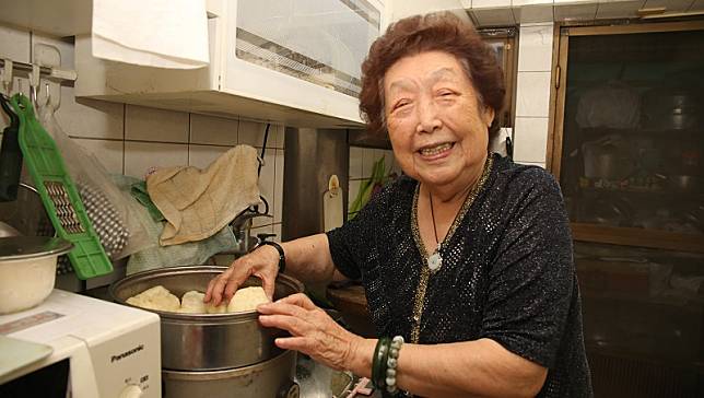 94歲奶奶明明獨居，為何卻買2個大冰箱？她濃縮近一世紀的人生智慧：給別人幫助你的機會
