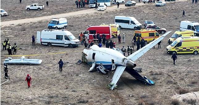 哈薩克耶誕空難32人生還...乘客「踉蹌步出殘骸」畫面曝光　多人倖存要感謝「他」