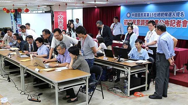 藍綠總統初選比一比！網友回應譏慘民進黨