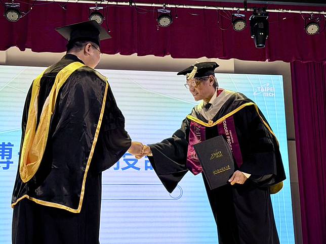 包小柏（右）13日出席國立臺北科技大學畢業撥穗典禮，獲校方授予管理學院博士學位證書。唱戲世界娛樂提供