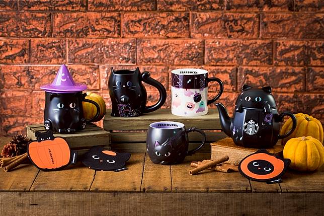 於暗室中會慢慢散發瑩瑩的淡綠光澤的「黑貓精靈夜光隨行杯」，還有倒入熱飲變色的「萬聖魔法術溫變馬克杯」，搞怪效果更有萬聖趣味。(圖片提供/星巴克)