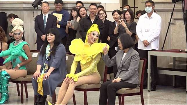 總統蔡英文在總統府接見妮妃雅，在現場妮妃雅穿著一身黃色的設計服裝，並與另外5位變裝皇后一起帶來演出。(圖擷自蔡英文 Tsai Ing-wen臉書)