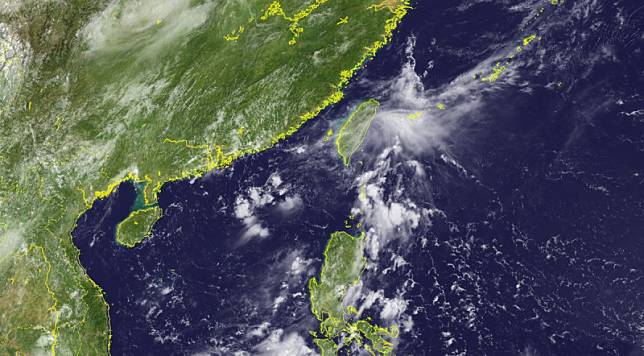 目前南方熱帶擾動93W已經來到東沙島附近海域。 圖：取自台灣颱風論壇臉書