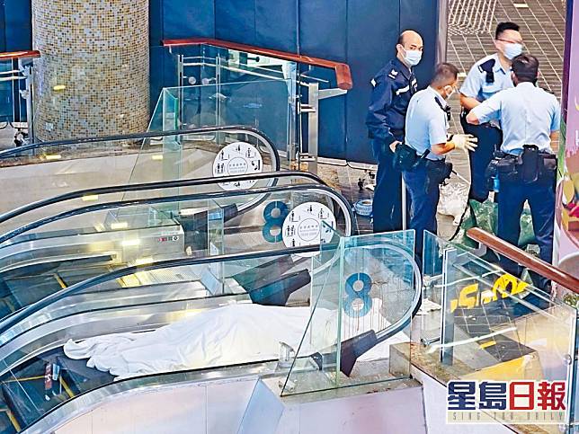 老婦飛墮扶手電梯口身亡，警方以白布遮蓋遺體調查。