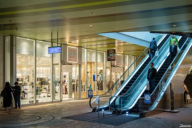 
<p>在博多運河城裡想要買流行的衣服當然就要去URBAN RESEARCH！這裡是平價的SENSE OF PLACEby URBAN RESEARCH，簡單明亮的陳列空間，想要知道日本時尚的流行趨勢，來這裡就ok啦！</p><p>
</p><p>
<b>SENSE OF PLACEby URBAN RESEARCH／キャナルシティ博多店</b></p><p>
地址：福岡県福岡市博多区博多駅中央街1-1 アミュエスト B1F</p><p>
營業時間：10:00-21:00</p><p>
<a href=