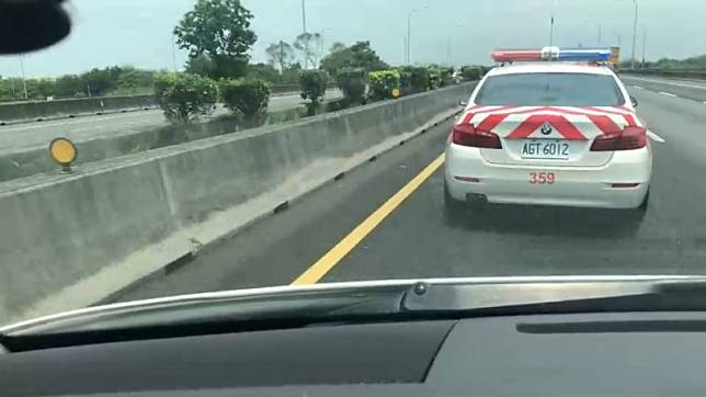 運送移植器官的救護車卡在國道車陣中，遇到國道警車機警呼叫「我車上載心臟」，靠紅斑馬開道搶時間。(記者蘇孟娟翻攝)