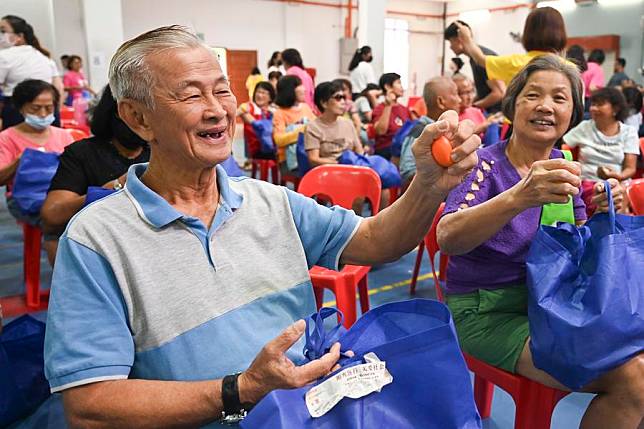 Local residents have physical exercises with bouncy balls during a free clinic event in Puchong Jaya, Selangor, Malaysia, Nov. 9, 2024. (Li Xiaoran/Xinhua)