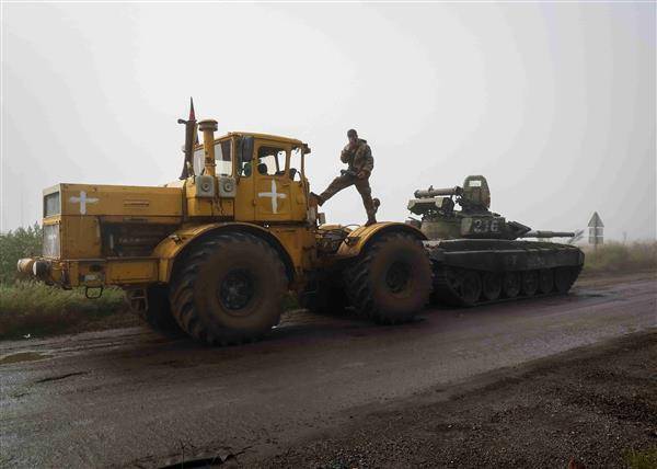 烏克蘭軍17日在哈爾科夫區域拖吊回收俄軍逃跑後留下的戰車。路透社