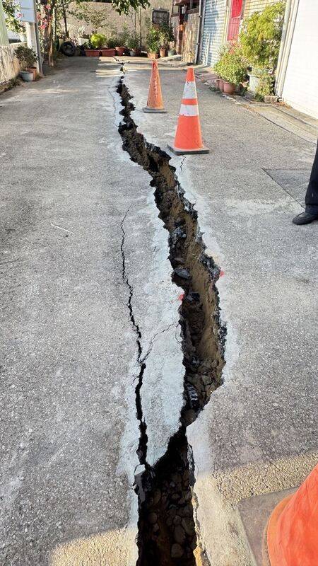 苗栗縣竹南鎮一處建案基地開挖後，附近道路出現沉陷傾斜情形，甚至出現長達20公尺的裂縫。縣府18日表示，獲報後立即要求停工並限期改善。（苗栗縣政府提供）中央社記者管瑞平傳真113年12月18日