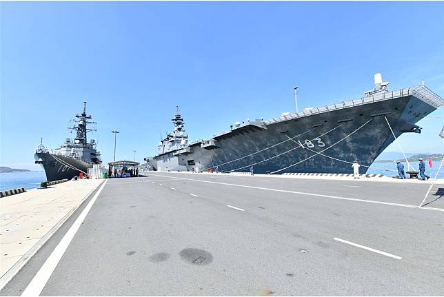 為加強軍事交流，甫結束與美軍聯演的「出雲號」（右）和「村雨號」訪問越南金蘭灣。（取自日海自臉書）